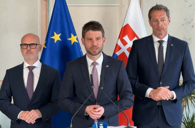 Kaliňák nakupuje ako nákupná maniačka, opozícia nateraz nechce navyšovanie výdavkov na obranu – VIDEO