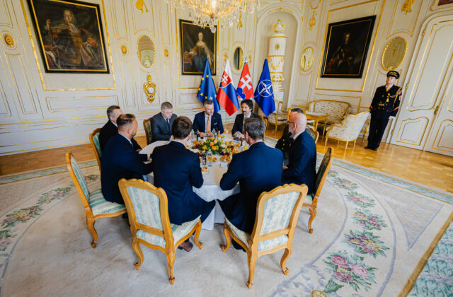 Prezident zvolal okrúhly stôl, opozícia aj koalícia nesúhlasia s vyslaním slovenských vojakov na Ukrajinu – FOTO