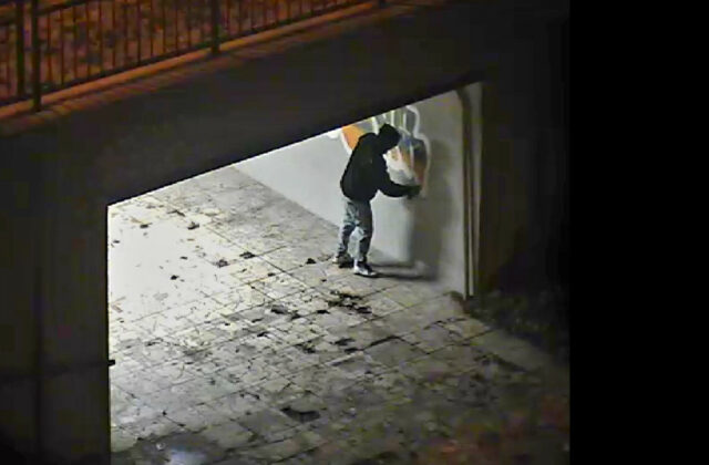 Sprejer poškodil stenu podchodu v Prešove, polícia žiada o pomoc pri stotožnení páchateľa – FOTO