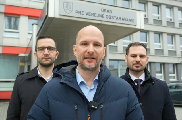 Zákazku na odevy pre policajtov a hasičov má preveriť ÚVO, Grendel hovorí o zmanipulovanej súťaži – VIDEO