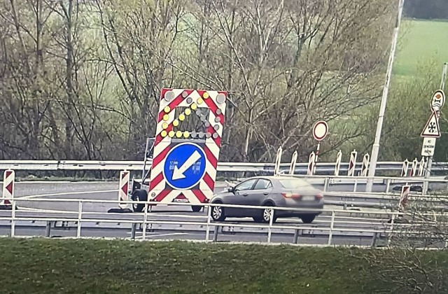 Vodiči prichádzajúci z Rakúska cez priechod Berg nemôžu schádzať na dialnicu D2, upozorňujú policajti – FOTO