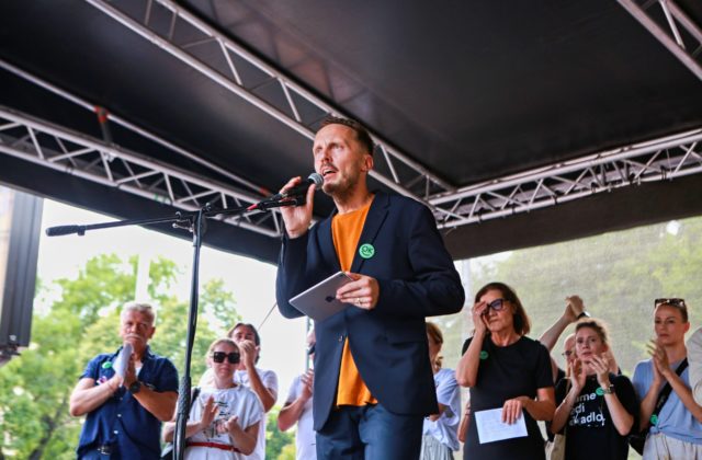 Šimkovičovej trestné oznámenie na Hvoreckého bolo odmietnuté. Nezastrašia ma, odkázal spisovateľ