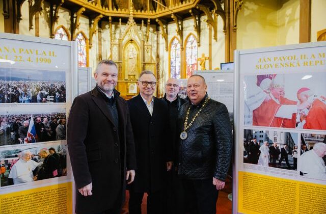 Pellegrini a poľský prezident Duda otvorili výstavu venovanú Jánovi Pavlovi II., navštívili aj Tatranský ľadový dóm – FOTO