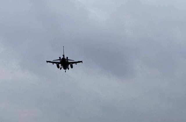Na Slovensku pristáli ďalšie dve stíhačky F-16, už ich máme „doma“ päť – VIDEO