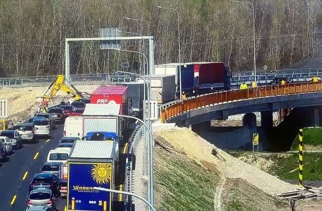 Na D1 v smere z Bratislavy do Senca sa zrazili dve nákladné a jedno osobné vozidlo, úsek je neprejazdný