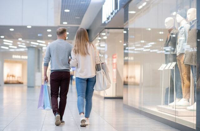 Ženy na Slovensku šetria viac ako muži, tí míňajú menej väčšinou len na tankovanie