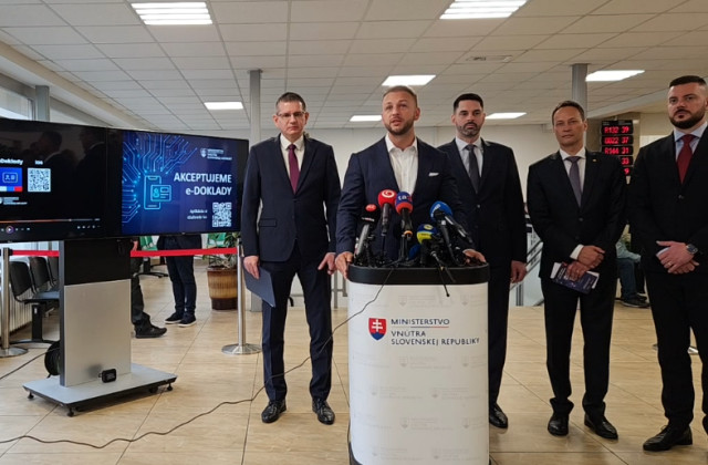 Doklady v mobile sú už realitou, Eštokovo ministerstvo sprístupnilo potrebné aplikácie – VIDEO