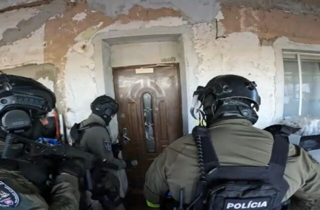 V prípade napadnutia 48-ročného muža v Trnave polícia obvinila päť osôb, medzi útočníkmi je aj mladistvá osoba