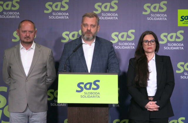 Premiér Fico podľa SaS hodil do koša slovenské záujmy a rozhodol sa slepo opakovať Orbánovu propagandu – VIDEO