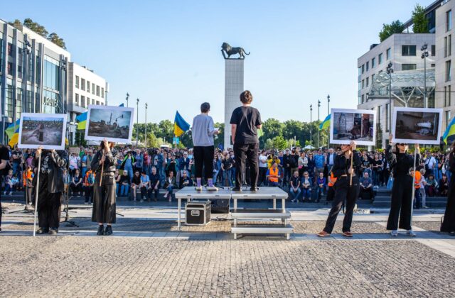 Na proteste Netreba nám Netrebko sa zišlo niekoľko stoviek ľudí. Odmietli koncert speváčky, ktorá podporovala Putina – VIDEO
