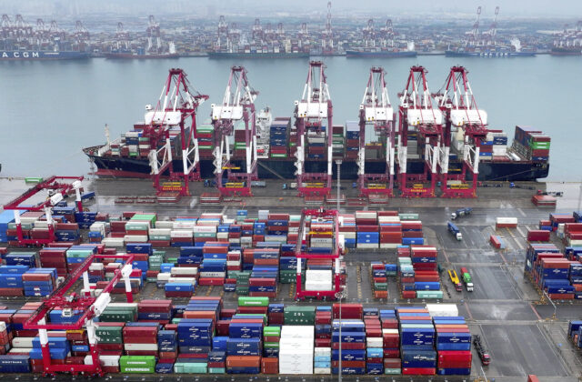 Peking povedal, že vyhodnocuje ponuku USA na rokovania o clách