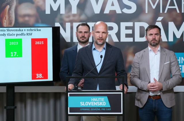 Fico nás stiahol na historické dno v rebríčku slobody médií, hovoria poslanci hnutia Slovensko – VIDEO