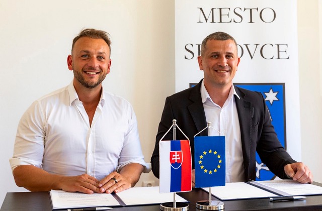 Nájomné byty pre policajtov vyčlenilo aj mesto Sečovce, ich počet sa podľa Šutaja Eštoka ešte rozšíri – FOTO