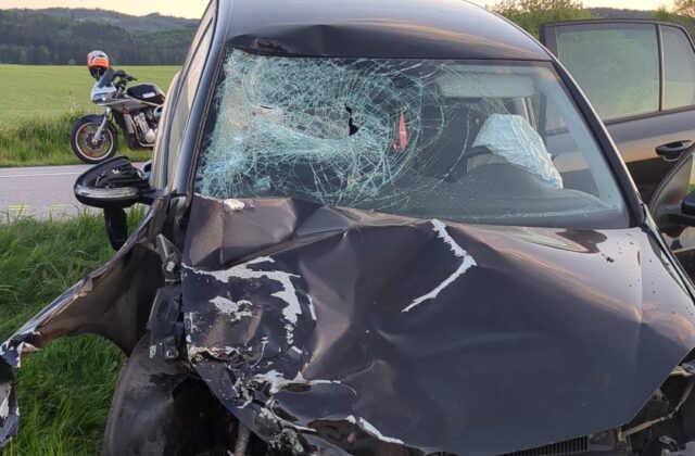 Čelná zrážka motocykla a osobného auta skončila tragicky. Muž na mieste podľahol – FOTO