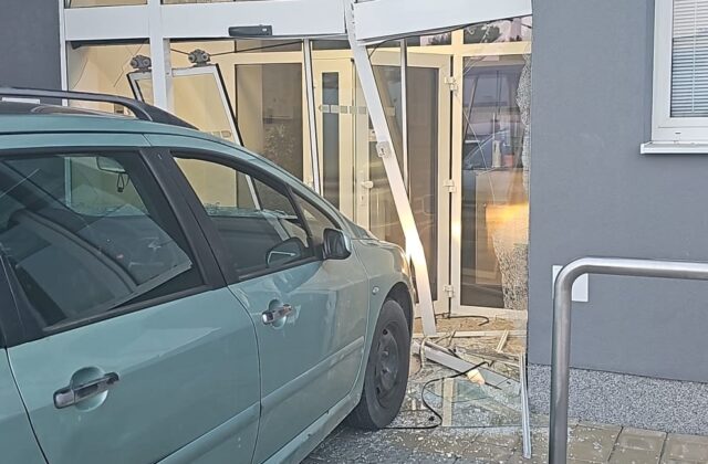 Z dverí spravil trosky. Vodič v Prievidzi úmyselne narazil do policajnej stanice, bol pod vplyvom drog – FOTO