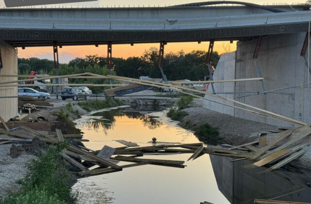 Pracovný deň sa zmenil na boj o život, v Chorvátskom Grobe sa zrútila časť mosta aj s robotníkmi – FOTO