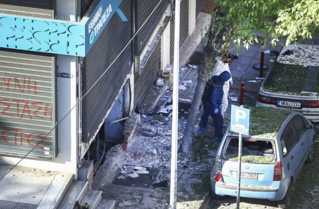 Z lúpežníčky sa obeť: Pred bankomatom v Solúne zomrela žena. Niesla zariadenie, ktoré nečakane explodovalo – FOTO