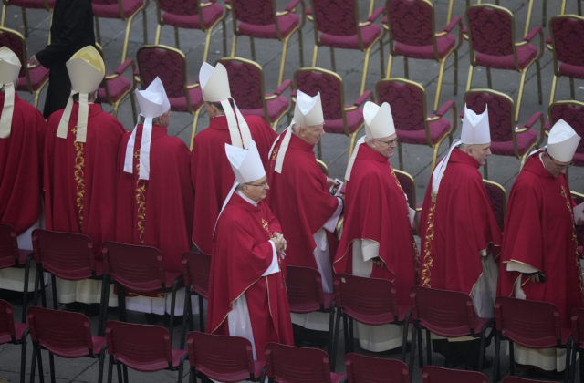 Prvý dym zo Sixtínskej kaplnky sa môže objaviť v stredu po 19:00