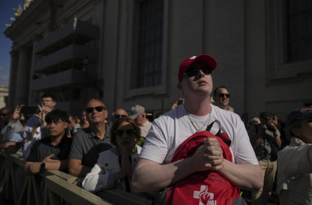 Okolo Vatikánu hliadkujú tisíce policajtov a Rím očakáva milión ľudí. Mnohí túžia po veľkom zážitku