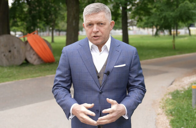 Ficova cesta do Moskvy nebude jednoduchá. Pobaltie mu zatvorilo nebo, nechce podporovať Putina – VIDEO