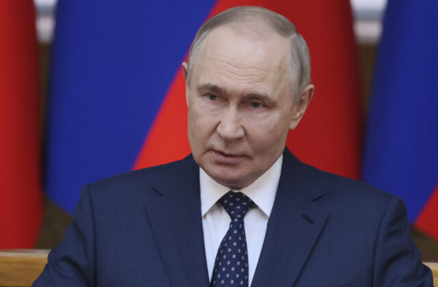 Nariadenie Putina o trojdňovom prímerí s Ukrajinou nadobudlo platnosť, Ukrajina ho označila za frašku