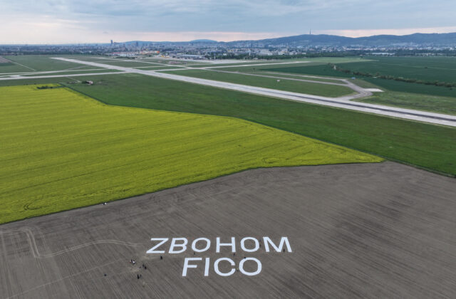 Je viditeľný aj z lietadla: 70-metrový nápis ZBOHOM FICO odkazuje premiérovi, že občania s jeho cestou nesúhlasia – FOTO