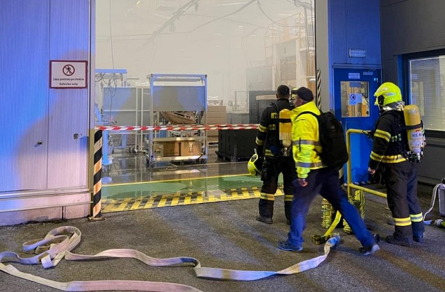 Výrobnú halu v Košiciach zachvátil požiar, pred príchodom hasičov evakuovali desiatky ľudí – FOTO