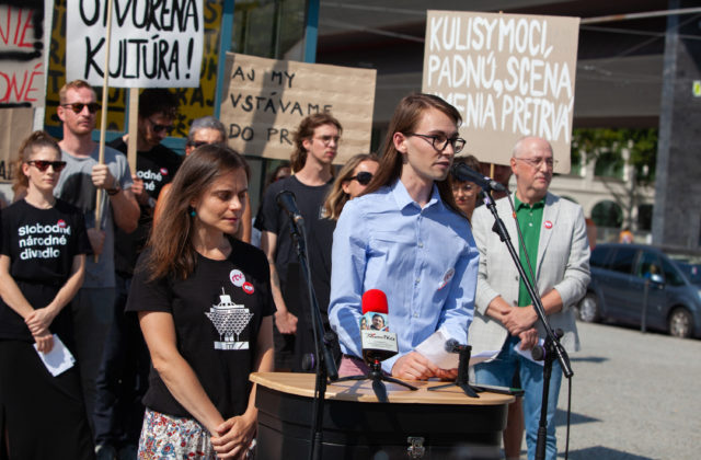 Študenti protestujú pred STVR, prenos z výberového konania na generálneho riaditeľa počúvajú na rozkladacích stoličkách