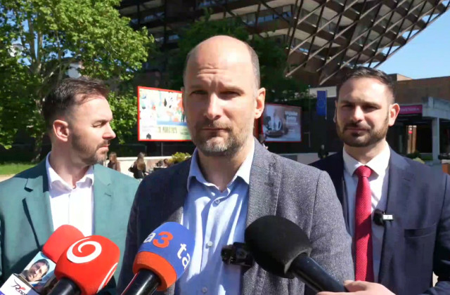 Opozícia kritizuje voľbu generálneho riaditeľa STVR, podľa Grendela ide o obyčajnú frašku – VIDEO