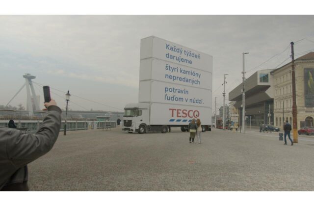 Tesco každý týždeň daruje 110 ton potravín. Upozorňuje na to netradičným spôsobom – obrovskými kamiónmi v centrách miest