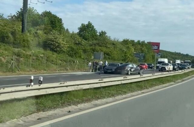 Na východe došlo k hromadnej nehode. Cesta je ťažko prejazdná, upozorňujú hasiči – FOTO