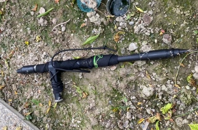 Muž sa na bratislavskej univerzite vyhrážal zamestnancovi, mal pri sebe predmet pripomínajúci strelnú zbraň – FOTO