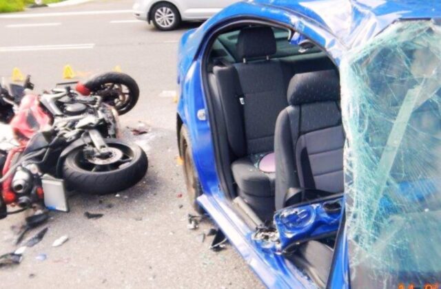 Osobné auto nedalo prednosť motocyklu, nehoda si vyžiadala ťažko zranených – FOTO