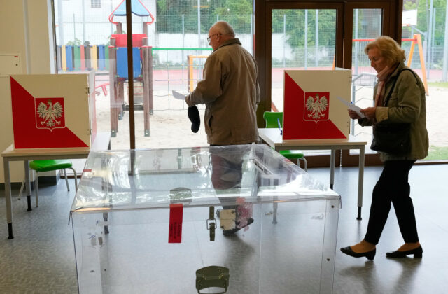 Poľsko si volí prezidenta, výsledky rozhodnú o budúcnosti vlády aj vzťahu s USA a Úniou