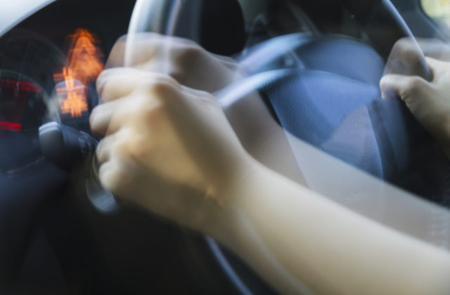 Auto s evidenčnými značkami iného vozidla šoféroval 15-ročný chlapec pod vplyvom drog – VIDEO
