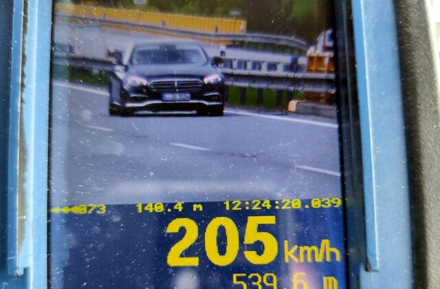 Vodičovi z Nemecka namerali policajti na diaľnici rýchlosť 205 kilometrov za hodinu – FOTO