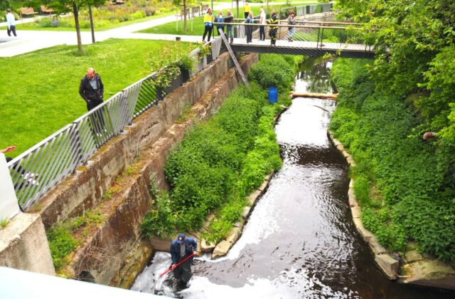 V Trnávke sa opäť objavila záhadná biela pena, hasiči ju zachytávajú viacerými nornými stenami – FOTO