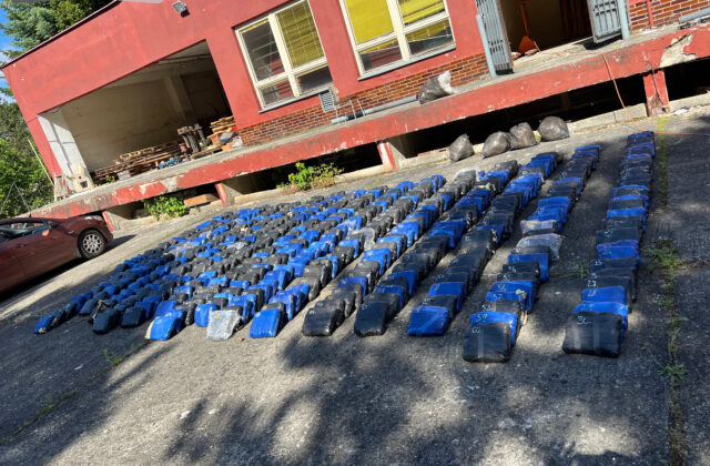 Policajti zabránili obrovskému drogovému biznisu, zlikvidovali rekordné množstvo metamfetamínu – VIDEO