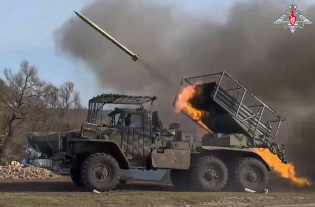 Masívny ruský útok na Kyjev prišiel len hodiny po výmene zajatcov. Zranených je najmenej 15 ľudí