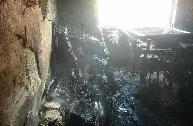 Dráma na Kysuciach: Muž mal podpáliť dom aj ženu, tej sa podarilo z horiacej budovy uniknúť – FOTO