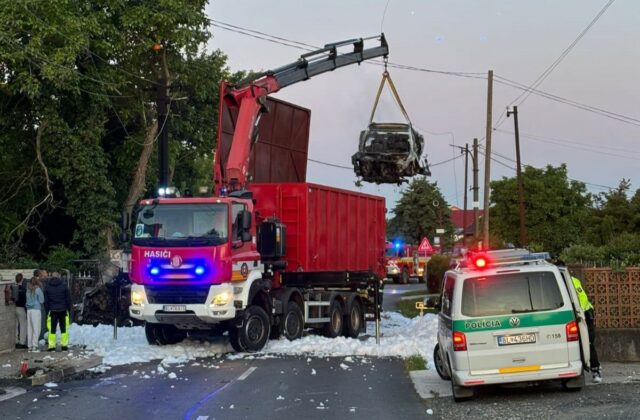 Opitý vodič Tesly narazil vo Veľkom Bieli do zaparkovaných vozidiel a spôsobil požiar