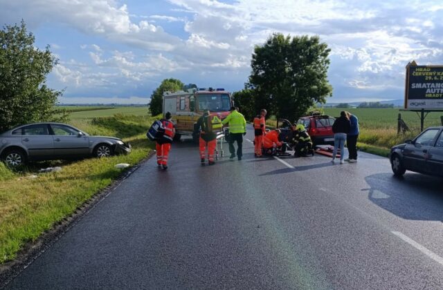 Medzi Blatným a Kaplnou sa zrazili dve autá. Vodiči skončili v nemocnici, jedného previezol vrtuľník
