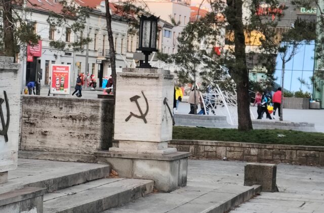 Platná legislatíva SR neumožňuje legálne odstránenie prekríženého kosáka a kladiva ako symbolu komunizmu z pomníka