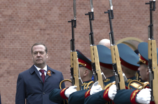 Bývalý ruský prezident Medvedev hrozí Trumpovi treťou svetovou vojnou