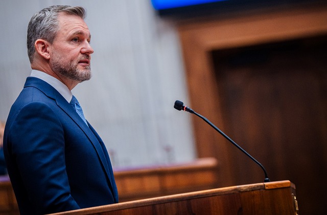 Slovensko sa podľa politológa zatiaľ nemusí za prezidenta hanbiť, opoziční politici môžu tiež pokojne spávať