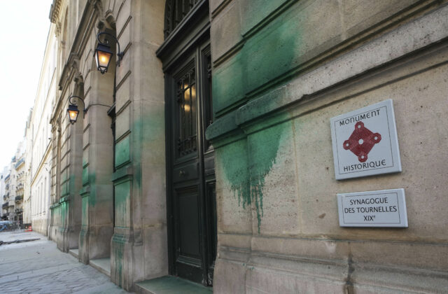 Vandali zneuctili parížsky pamätník holokaustu a synagógy, Izrael hovorí o koordinovanom antisemitskom útoku – FOTO