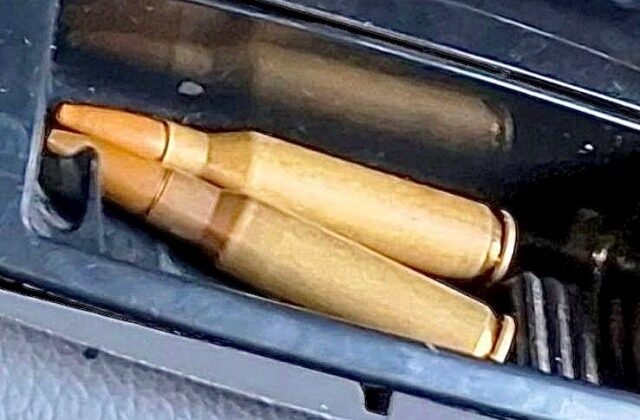 Policajti zasahovali na strednej škole v Nitre, študenti mali pri sebe strelivo – FOTO