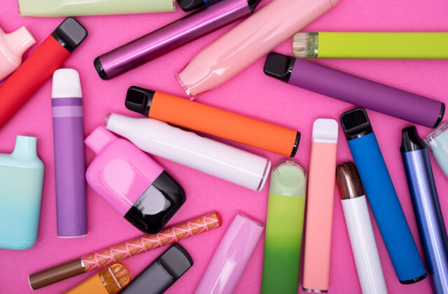 Zákaz ochutených e-cigariet: Náplasť na komplexný problém, alebo zásah do podnikania?