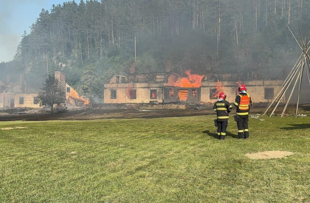 Hasiči zasahujú pri požiari dvoch chát v Spišskej Novej Vsi, oheň sa rozšíril aj na lesný porast – FOTO