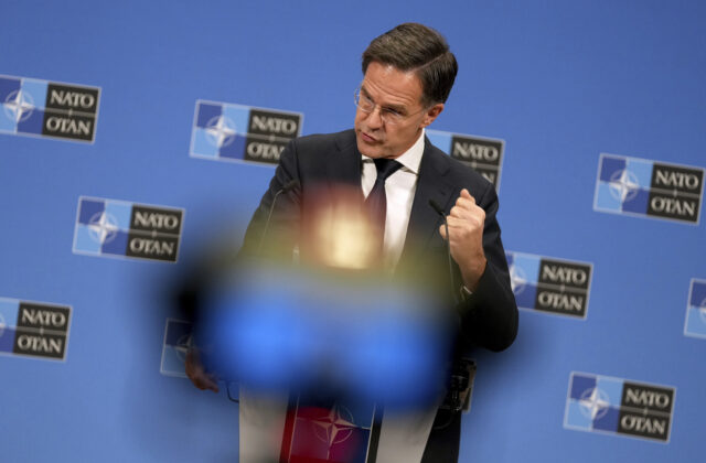 Krajiny NATO podpísali záväzok zvýšiť výdavky na obranu